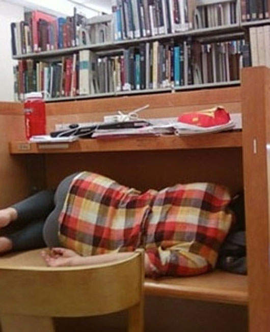 大家怎麼都在圖書館睡著啦~ 大家怎麼都在圖書館睡著啦~