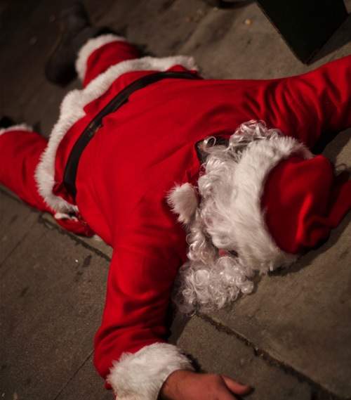 金勾杯~金勾杯~今晚再一杯~ 金勾杯~金勾杯~今晚再一杯~