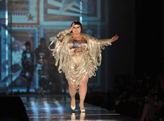 巴黎時裝週：大一號的時尚