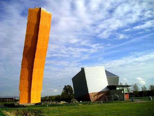 荷蘭人造攀岩牆:一柱擎天 讓人看了好害羞 荷蘭人造攀岩牆:一柱擎天 讓人看了好害羞