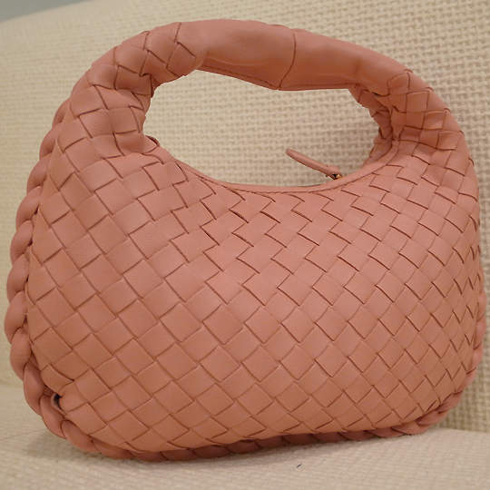 跑趴欠一包 絕對首選 BOTTEGA VENETA 小羊皮編織款 跑趴欠一包 絕對首選 BOTTEGA VENETA 小羊皮編織款