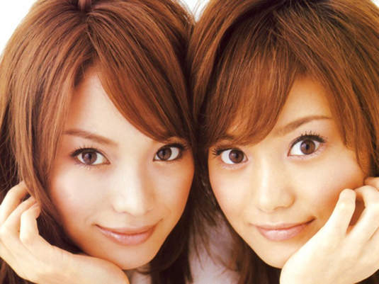 蛯原友里 年輕時與胞妹《蛯原英里》的照片 蛯原友里 年輕時與胞妹《蛯原英里》的照片