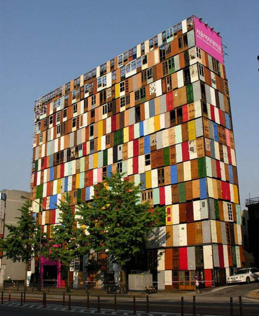 《韓國公共藝術》公寓竟然有1000扇門？！