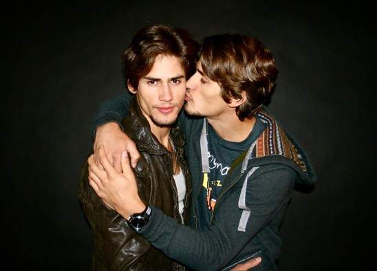 巴西雙胞胎 双子男模親親抱抱好養眼★ 巴西雙胞胎 双子男模親親抱抱好養眼★