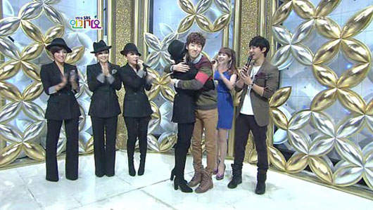 《亞當夫婦》久別重逢 互相來個愛的抱抱❤ 《亞當夫婦》久別重逢 互相來個愛的抱抱❤