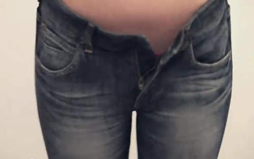 在更衣間換上愛迪達的牛仔褲~原來也可以這麼性感 在更衣間換上愛迪達的牛仔褲~原來也可以這麼性感