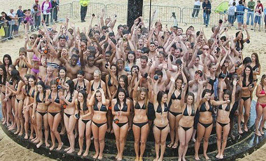 俊男美女152名共浴創紀錄（好害羞◑０◐）