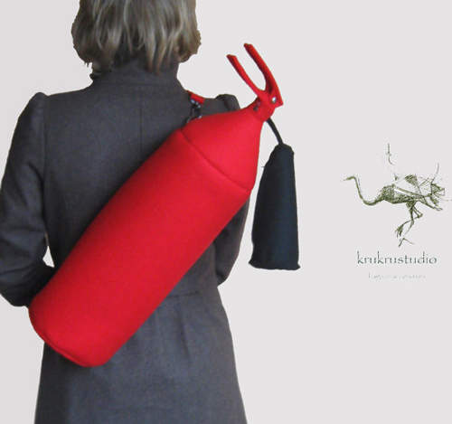 小姐,妳背著滅火器上街不會累嗎!? 小姐,妳背著滅火器上街不會累嗎!?