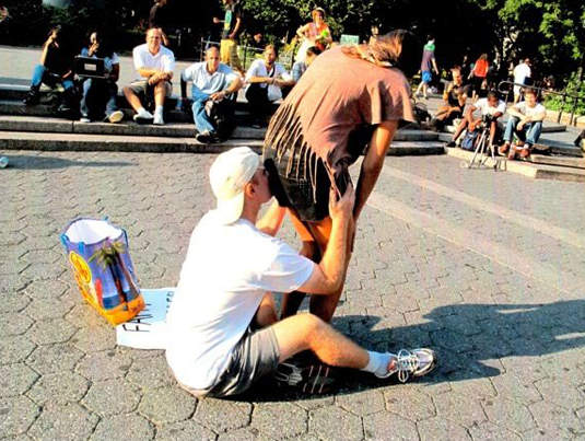 聞屁運動？《聞屁哥》以聞別人的屁來求世界和平！？