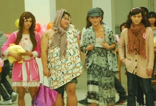 男大生過女生節 絲襪+短裙+妞不辣重裝上陣 男大生過女生節 絲襪+短裙+妞不辣重裝上陣