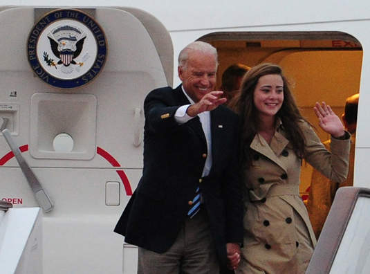 娜歐蜜拜登 Naomi Biden 美國副總統的氣質孫女