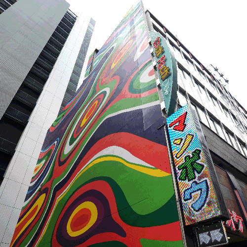 到底怎麼畫上去的？日本大樓外牆巨大壁畫