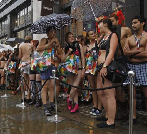 全部不用錢!只要你敢穿內衣褲逛街!! 全部不用錢!只要你敢穿內衣褲逛街!!