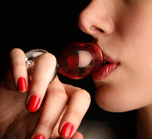 隨身攜帶酒杯?!嗜酒如命的人生… 隨身攜帶酒杯?!嗜酒如命的人生…