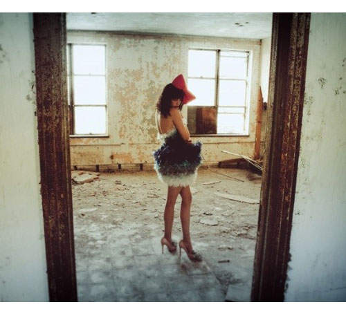 Billy Rood 殘破廢墟打造出奢華的時尚世界 Billy Rood 殘破廢墟打造出奢華的時尚世界