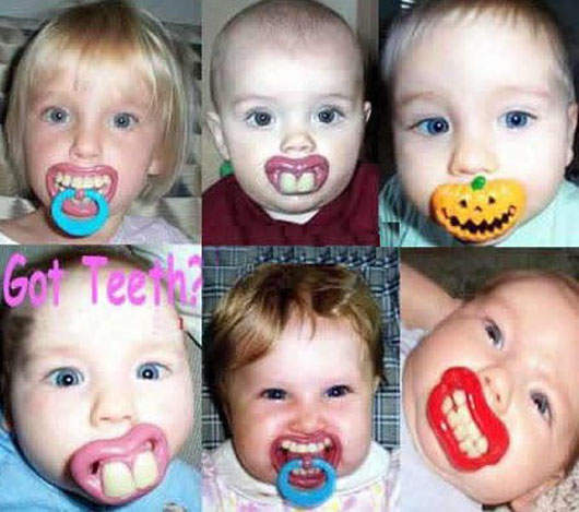 嬰兒必備品奶嘴~通通被惡搞了啦><  嬰兒必備品奶嘴~通通被惡搞了啦><