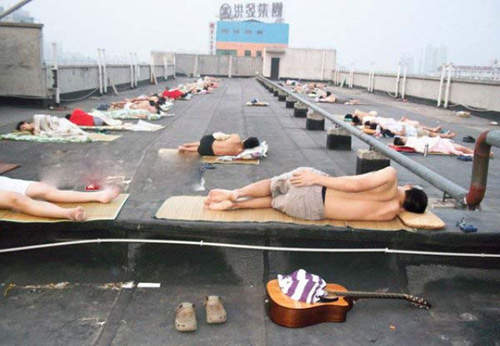 武漢宿舍出好漢 走廊哥 天熱不怕睡地板 武漢宿舍出好漢 走廊哥 天熱不怕睡地板