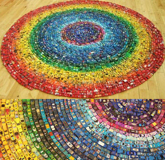 《玩具車彩虹》用2500個舊玩具車所組成★ 《玩具車彩虹》用2500個舊玩具車所組成★