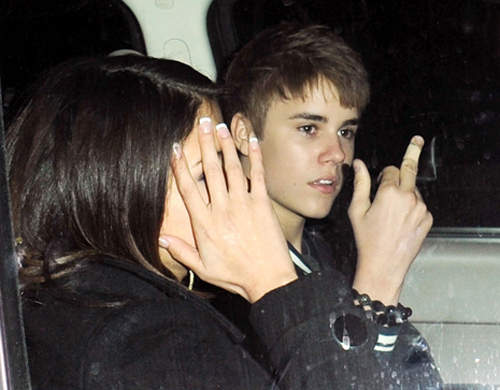 小賈斯汀 飛踢、開房、比中指？