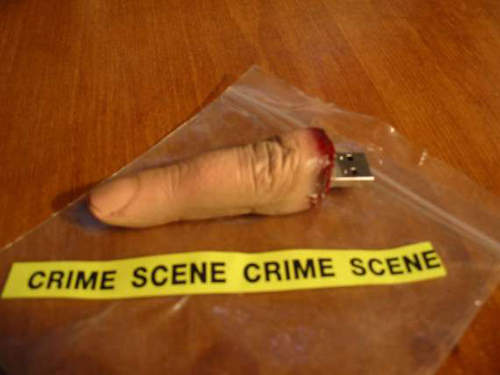 犯罪現場USB 一根手指插在電腦上 犯罪現場USB 一根手指插在電腦上