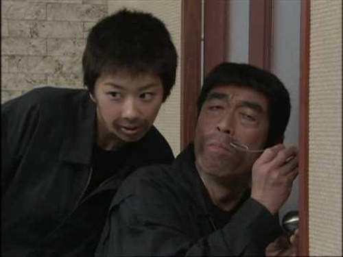 爆笑小偷 怕搶!在陽台裝神弄鬼就好啦 爆笑小偷 怕搶!在陽台裝神弄鬼就好啦