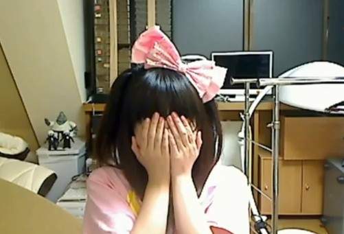 正妹嚇嚇叫 嬌羞摀著臉的模樣好可愛