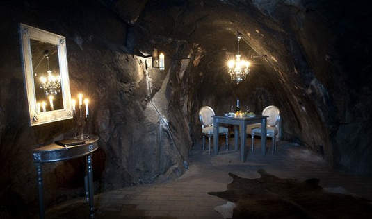 古怪的住宿地點:《地下飯店》 古怪的住宿地點:《地下飯店》