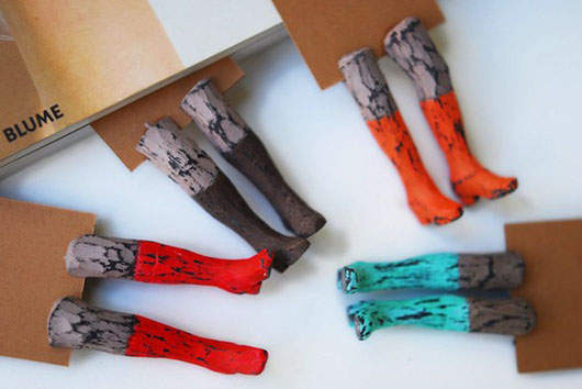 書看到一半用＂小腿書籤＂夾進去吧～