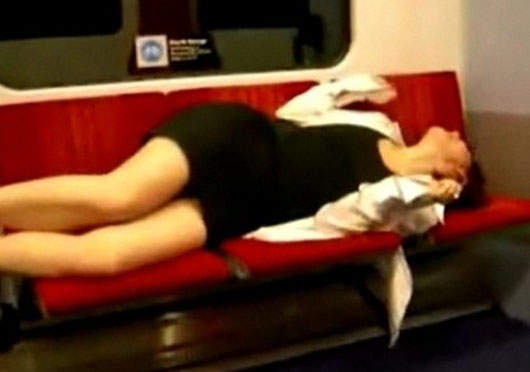 韓國捷運睡姿精選 韓國捷運睡姿精選