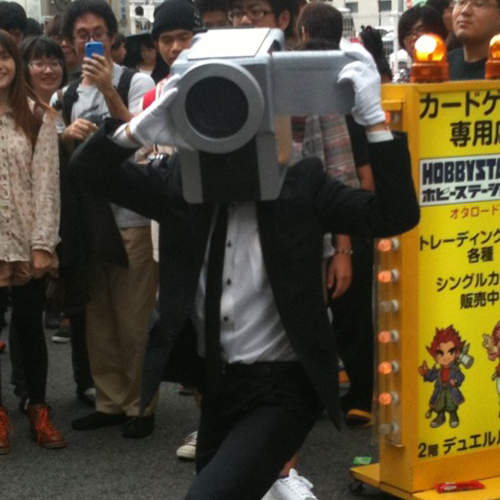 他是誰？為什麼大家看到他都會瘋狂拍照呢？