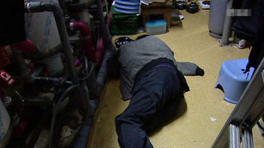 每天只睡一小時　拼命工作可能快爆肝的大叔