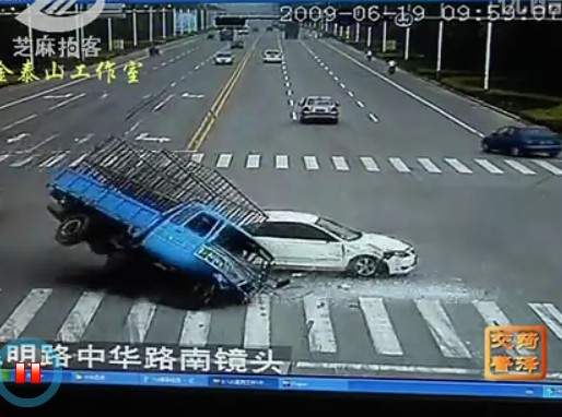 死亡十字路 監控攝影機所拍下恐怖的車禍鏡頭 死亡十字路 監控攝影機所拍下恐怖的車禍鏡頭