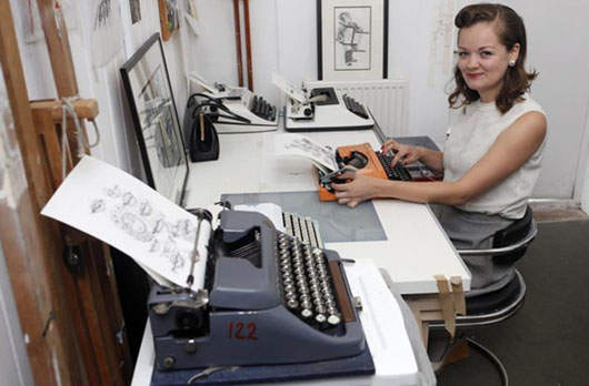 打字機作畫的美女:答答答答~打出來的畫 打字機作畫的美女:答答答答~打出來的畫