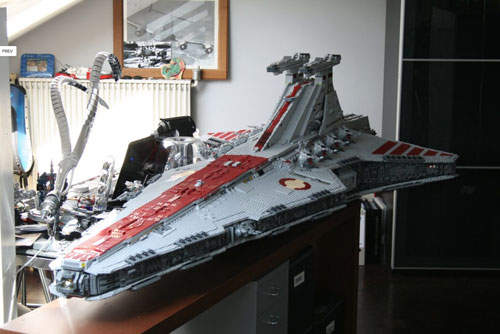 用43,000塊樂高打造一台共和國戰艦！