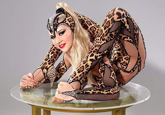 《世界上最柔軟的女人》月曆 看得我腰都痠了... 《世界上最柔軟的女人》月曆 看得我腰都痠了...