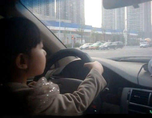 四歲女孩開車上路 爸媽膽子真大