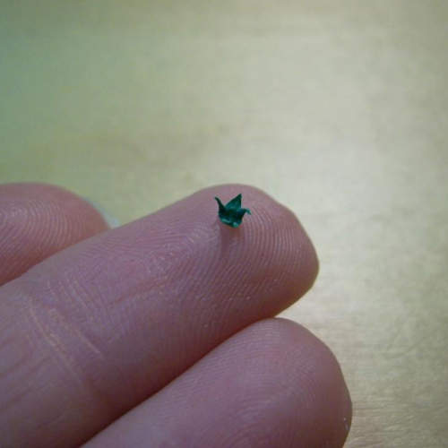 《米粒大的摺紙藝術》小到指紋都比紙鶴還清楚！