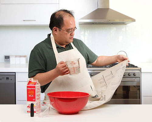 把廚房搞得一團糟 至少你要有件好看的圍裙 扳回一城