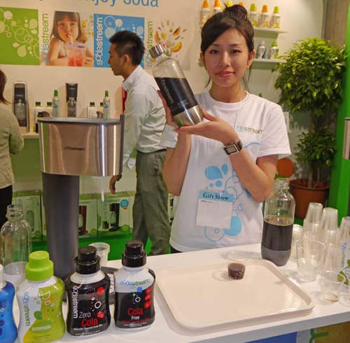 不用給你一首歌的時間就可以在家自己DIY出可樂喔！