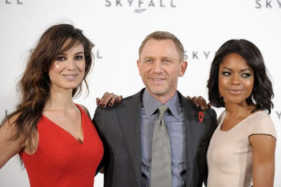 007新電影《Skyfall》這次還是左擁右抱啊... 007新電影《Skyfall》這次還是左擁右抱啊...