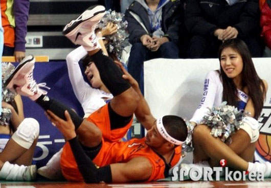 《啦啦隊》相當危險的職業ㅜ_ㅜ 常常讓人大呼:「好痛啊!」 《啦啦隊》相當危險的職業ㅜ_ㅜ 常常讓人大呼:「好痛啊!」