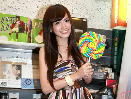 翁滋蔓 首張個人全製作專輯《Love me》蔓式甜美系情歌好聽耶