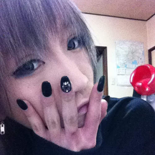 超美形的《辣妹妝男孩》假睫毛＋水晶指甲缺一不可！