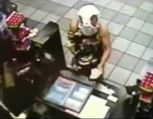 瘋狂假面搶超市 我也要生活不是每天內褲套頭就有飯吃(誤) 瘋狂假面搶超市 我也要生活不是每天內褲套頭就有飯吃(誤)