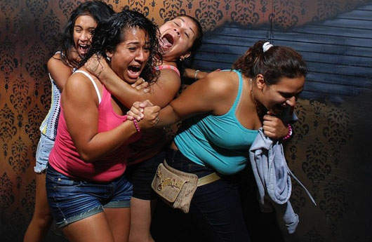 人在鬼屋的驚恐表情：Oh My God~~~