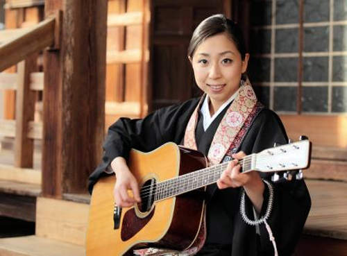 美女住持 三浦明利身披袈裟當歌手 美女住持 三浦明利身披袈裟當歌手