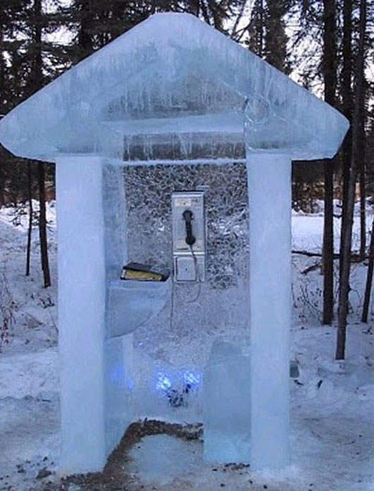 外觀較奇特的《公用電話》