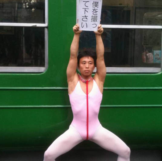 日本渋谷街頭超奧妙的《粉紅緊身衣男》~★ 日本渋谷街頭超奧妙的《粉紅緊身衣男》~★