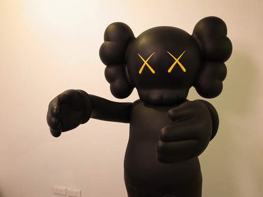 變成我弟弟的KAWS真人大小公仔