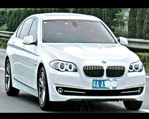 擋車牌檔成這樣 內褲小棉都用上了！！！